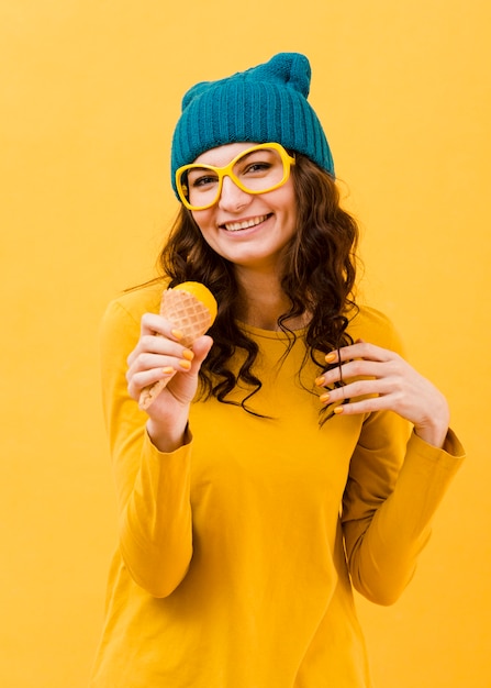 Foto gratuita vista frontal de mujer con gafas amarillas