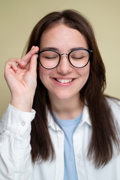Vista frontal mujer con gafas en estudio