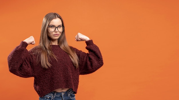 Foto gratuita vista frontal de la mujer con gafas siendo victorioso