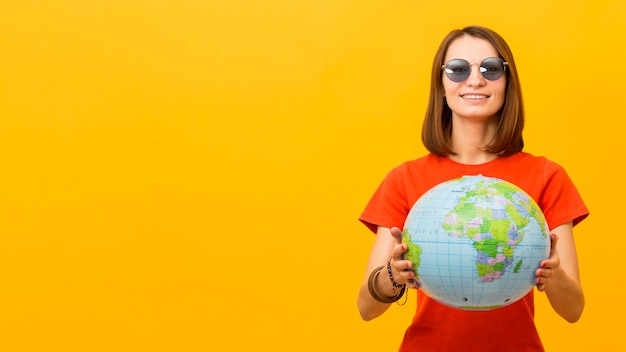 Foto gratuita vista frontal de la mujer con gafas de sol con globo con espacio de copia