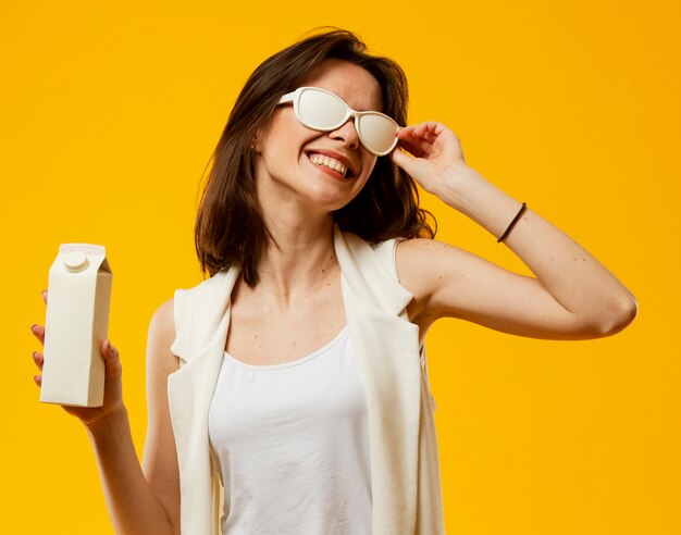 Vista frontal de mujer con gafas de sol