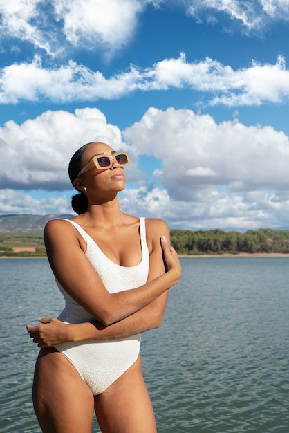 Vista frontal mujer con gafas de sol