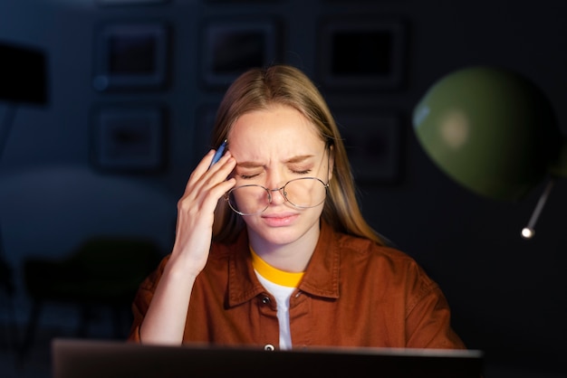 Foto gratuita vista frontal de mujer con gafas