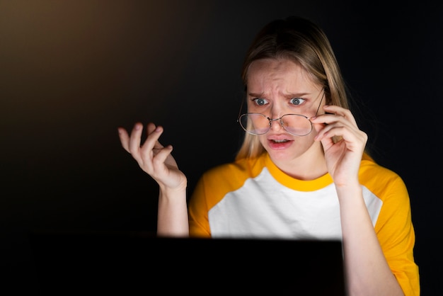 Foto gratuita vista frontal de mujer con gafas