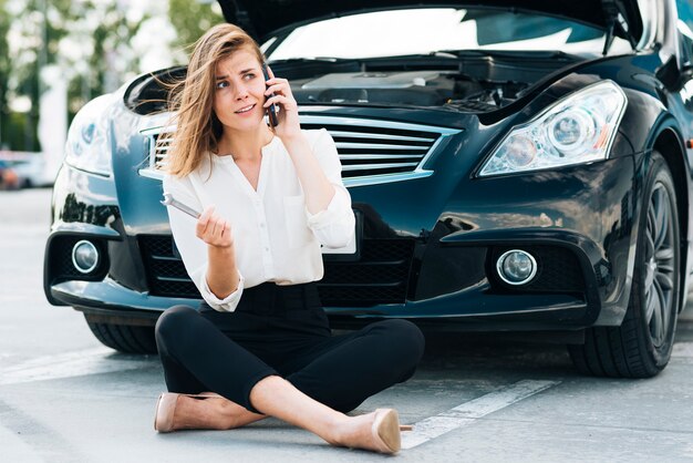 Vista frontal de la mujer hablando por teléfono