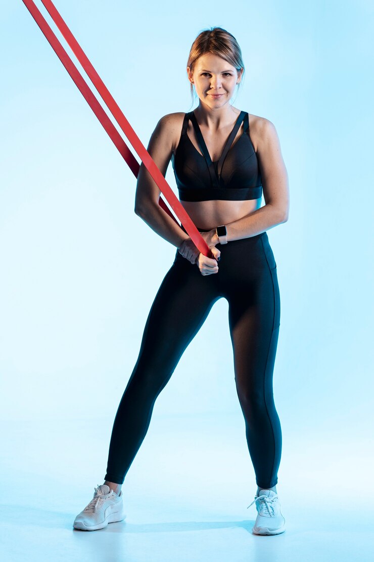 Foto gratuito vista frontal mujer haciendo ejercicio con banda elástica
