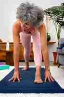 Foto gratuita vista frontal mujer haciendo ejercicio en casa