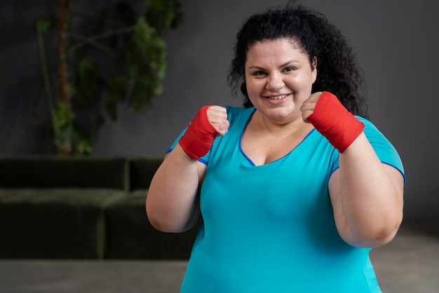 Vista frontal mujer haciendo ejercicio en el gimnasio