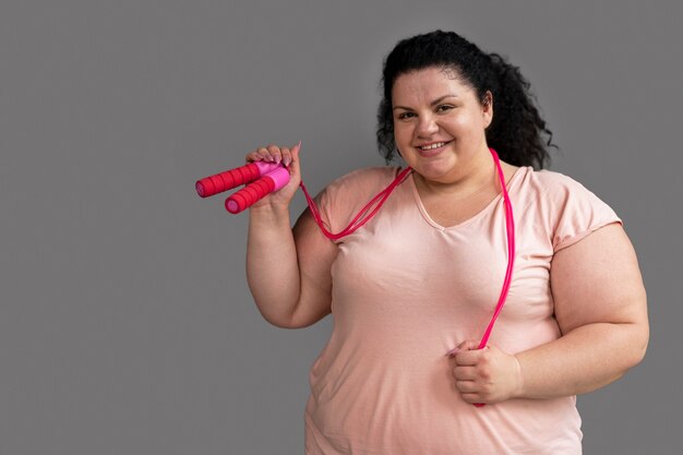 Vista frontal mujer haciendo ejercicio en el gimnasio