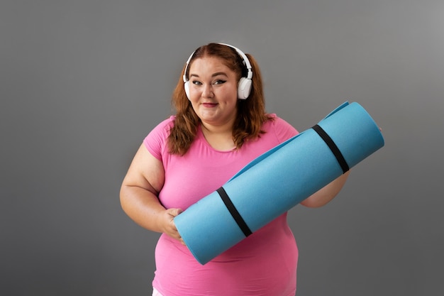 Foto gratuita vista frontal mujer haciendo ejercicio en el gimnasio