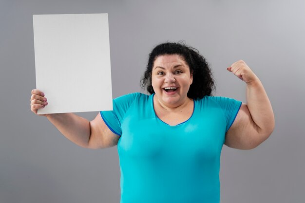 Foto gratuita vista frontal mujer haciendo ejercicio en el gimnasio