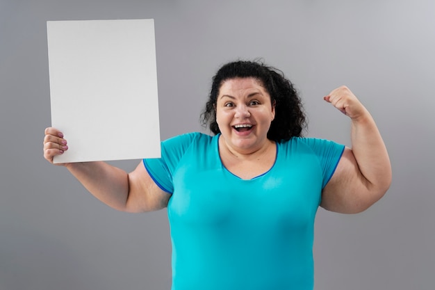 Vista frontal mujer haciendo ejercicio en el gimnasio