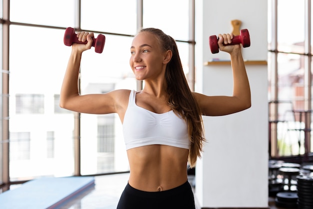 Vista frontal de la mujer haciendo ejercicio