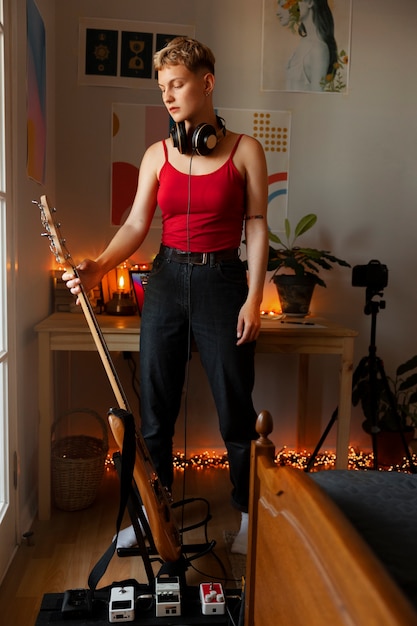 Vista frontal mujer haciendo música en casa