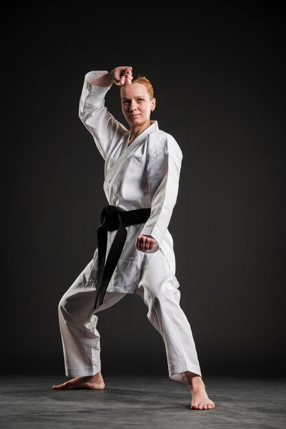 Vista frontal mujer haciendo pose de karate