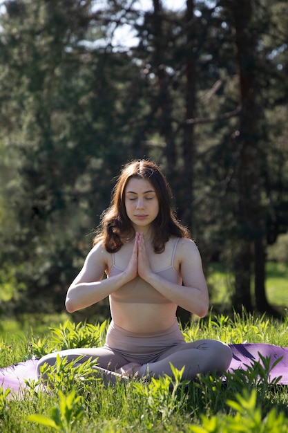 Foto gratuita vista frontal mujer haciendo yoga en colchoneta