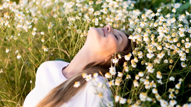 Foto gratuita vista frontal de mujer hermosa en la naturaleza