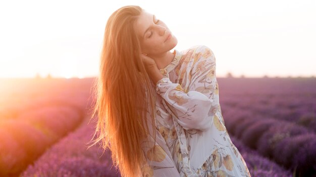 Vista frontal de mujer hermosa en la naturaleza