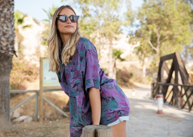 Vista frontal, de, mujer hermosa, en, playa