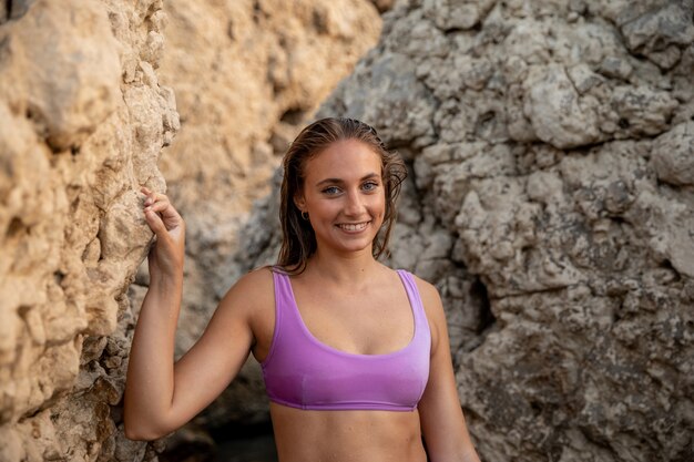 Vista frontal, de, mujer hermosa, en, playa