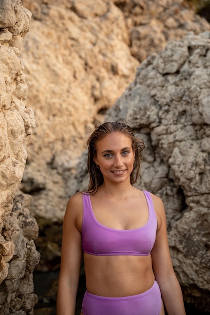 Vista frontal, de, mujer hermosa, en, playa