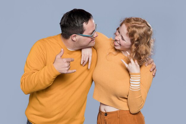 Foto gratuita vista frontal mujer y hombre posando juntos