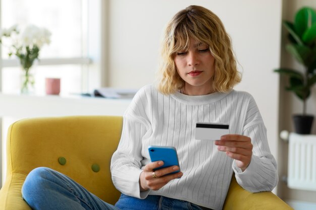 Vista frontal mujer independiente compras en línea