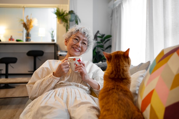 Vista frontal mujer japonesa con gato