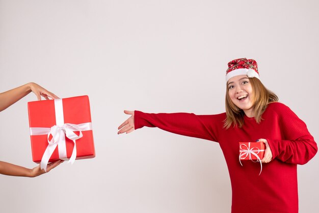 Vista frontal mujer joven aceptando otro regalo de Navidad de mujer