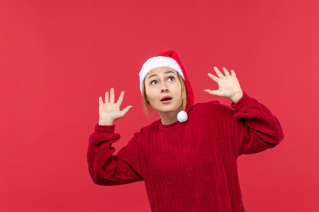 Vista frontal mujer joven asustada del techo, vacaciones de navidad rojo
