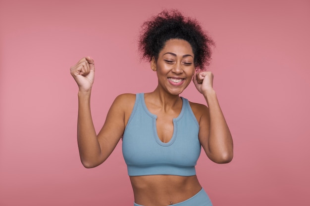 Foto gratuita vista frontal de una mujer joven bailando y haciendo el tonto