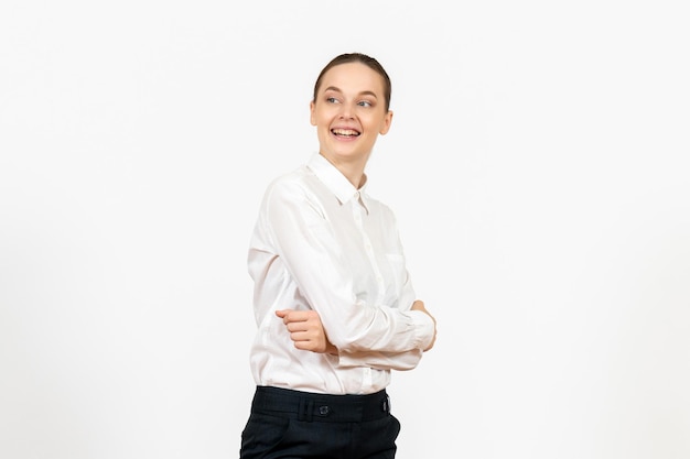 Vista frontal mujer joven en blusa blanca con cara emocionada sobre fondo blanco oficina emociones femeninas sentimiento modelo trabajo