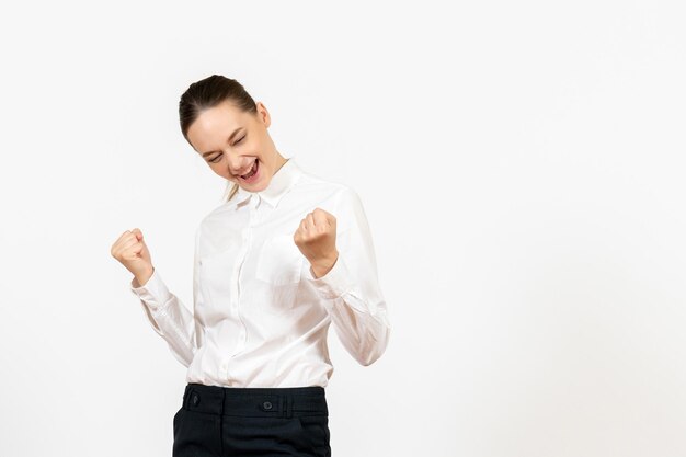 Foto gratuita vista frontal mujer joven en blusa blanca con cara de regocijo sobre fondo blanco oficina de trabajo modelo de sentimiento de emoción femenina