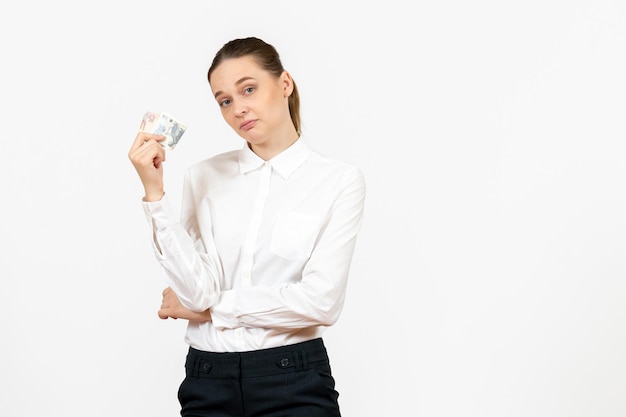 Vista frontal mujer joven en blusa blanca con dinero en el escritorio blanco trabajo de oficina modelo de sentimiento de emoción femenina
