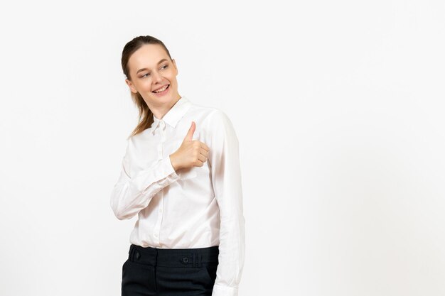 Vista frontal mujer joven en blusa blanca con rostro encantado sobre fondo blanco oficina de trabajo modelo de sentimiento de emoción femenina