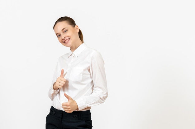 Vista frontal mujer joven en blusa blanca con rostro sonriente sobre fondo blanco trabajo femenino sentimiento modelo emoción oficina