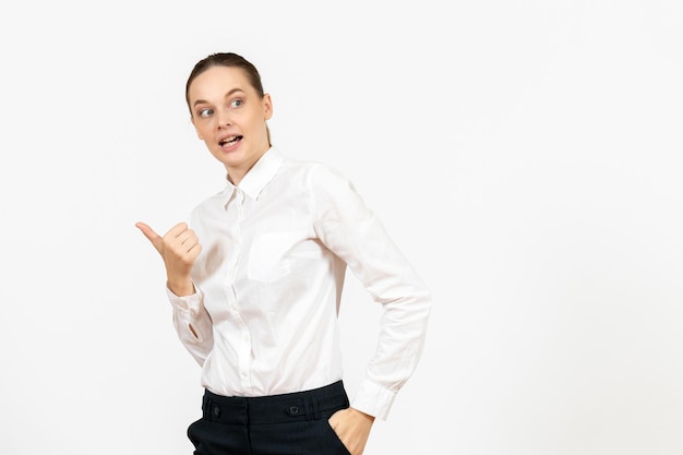 Vista frontal mujer joven en blusa blanca sobre fondo blanco oficina de trabajo modelo de sentimiento de emoción femenina