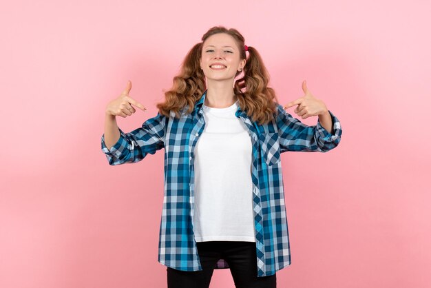 Foto gratuita vista frontal mujer joven en camisa a cuadros azul en la pared rosada juventud emociones niña niño modelo moda