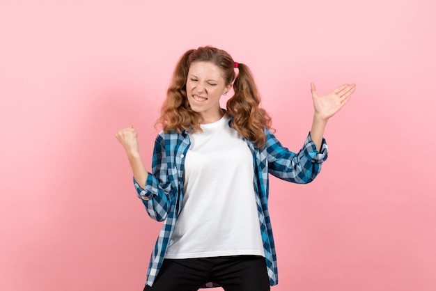 Foto gratuita vista frontal mujer joven en camisa a cuadros posando sobre fondo rosa claro modelo mujer emociones niño color juvenil