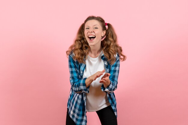 Vista frontal mujer joven en camisa a cuadros posando sobre fondo rosa modelo emociones niño joven color mujer