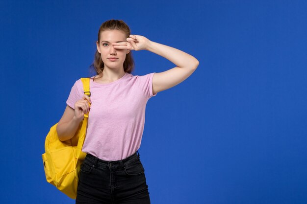 Foto gratuita vista frontal de la mujer joven en camiseta rosa con mochila amarilla