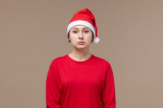 Vista frontal de la mujer joven con capa de navidad en marrón