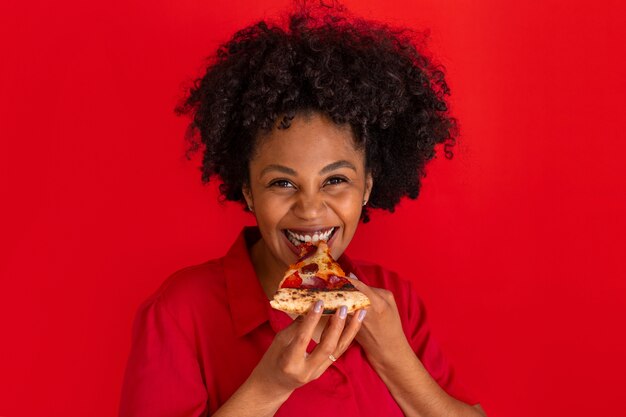 Vista frontal mujer joven comiendo deliciosa pizza