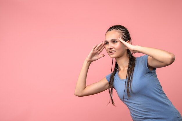 Vista frontal de la mujer joven confundida en rosa