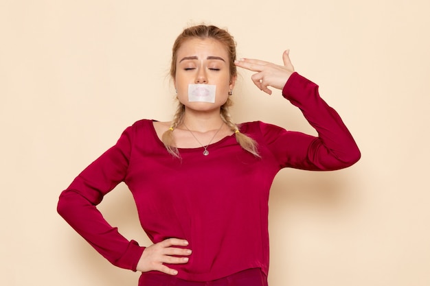 Foto gratuita vista frontal mujer joven con corbata en la boca en la foto de emoción de espacio crema dperessed estresado