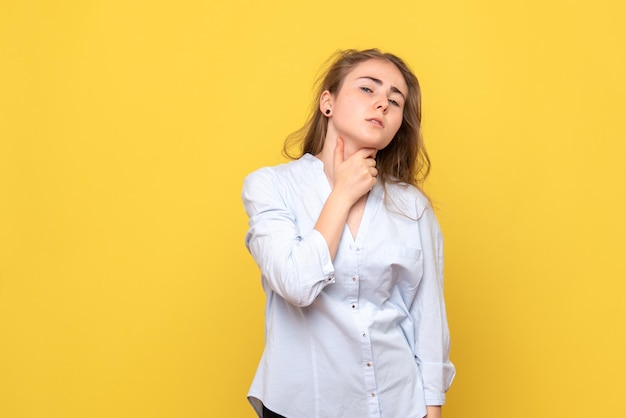 Vista frontal de la mujer joven con dolor de garganta