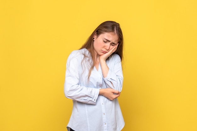 Foto gratuita vista frontal de la mujer joven con dolor de muelas