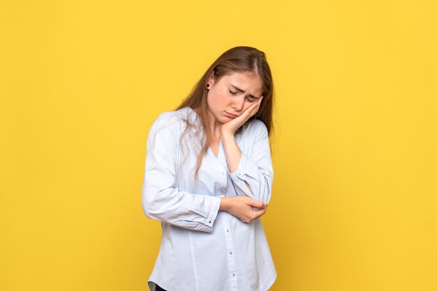 Vista frontal de la mujer joven con dolor de muelas