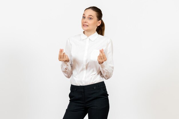 Vista frontal mujer joven en elegante blusa blanca con cara confundida sobre fondo blanco mujer trabajo de oficina señora trabajadora