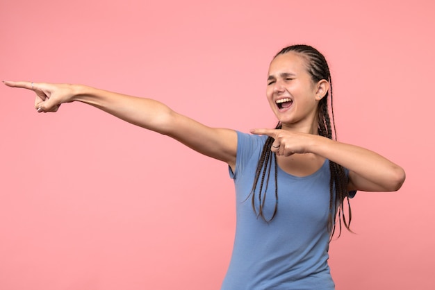 Foto gratuita vista frontal de la mujer joven emocionada en rosa